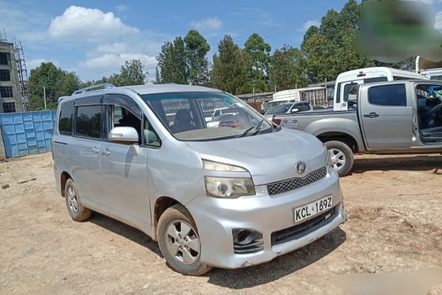 Toyota Voxy image 1